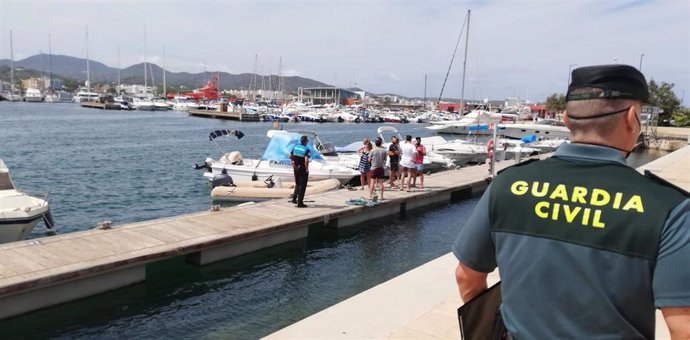 Archivo - Operativo conjunto contra el chárter náutico ilegal en Sant Antoni, Ibiza.