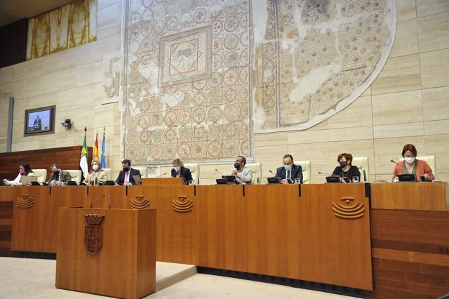 Mesa de la Asamblea de Extremadura en el pleno de la institución