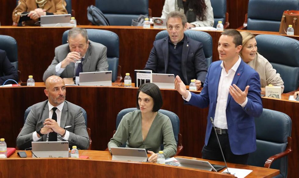 El secretario general del PSOE-M, Juan Lobato interviene en una sesión plenaria en la Asamblea de Madrid
