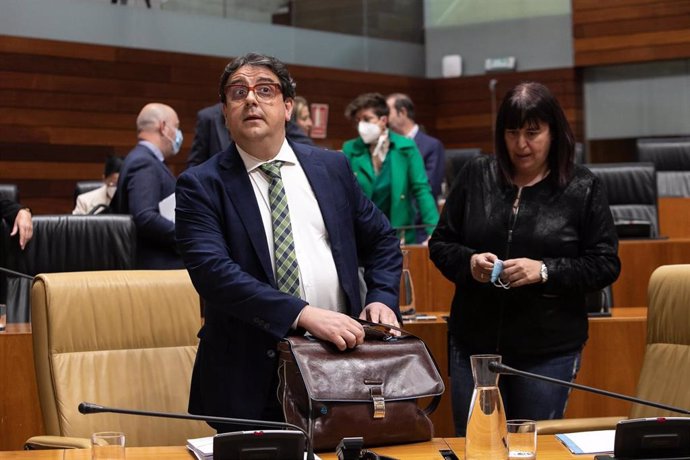 El vicepresidente segundo y consejero de Sanidad, José María Vergeles, en la Asamblea, el primer día sin obligación de usar las mascarillas.