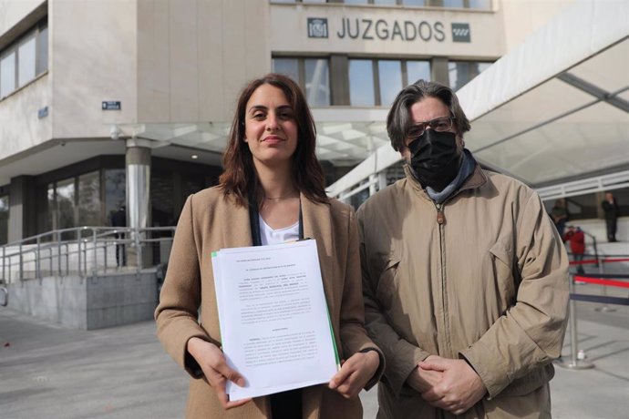 La portavoz de Más Madrid en el Ayuntamiento de Madrid, Rita Maestre, junto al concejal madrileño, Miguel Montejo, muestra la documentación que va presentar a su llegada a los Juzgados de Plaza Castilla 