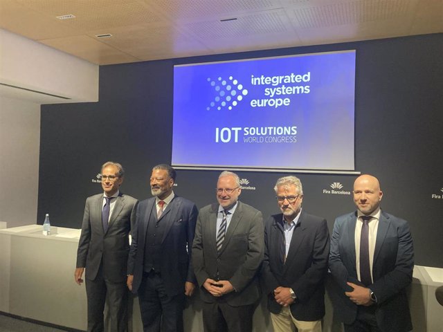 El ceo de Integrated Systems Events (ISE), Mike Blackman, junto al presidente de Fira de Barcelona, Pau Relat, y el director general de la institución, Constantí Serrallonga.