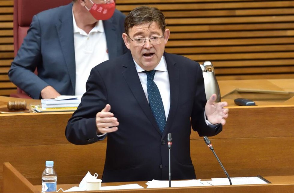 Archivo - Ximo Puig en la tribuna de Les Corts en imagen de archivo