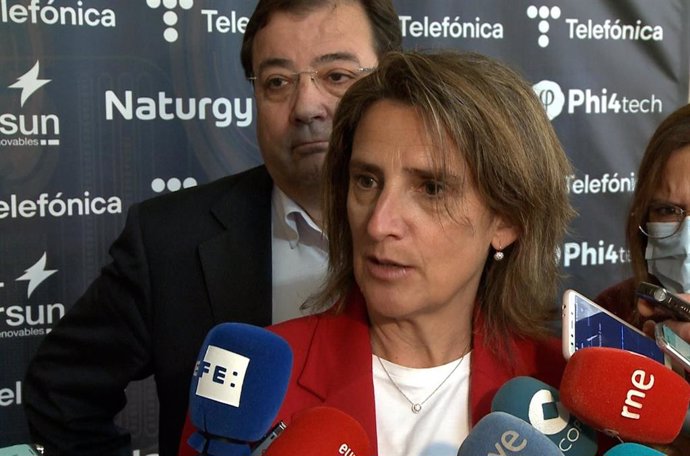 La vicepresidenta tercera del Gobierno y ministra para la Transición Ecológica y el Reto Demográfico, Teresa Ribera, atiende a los medios en Cáceres.