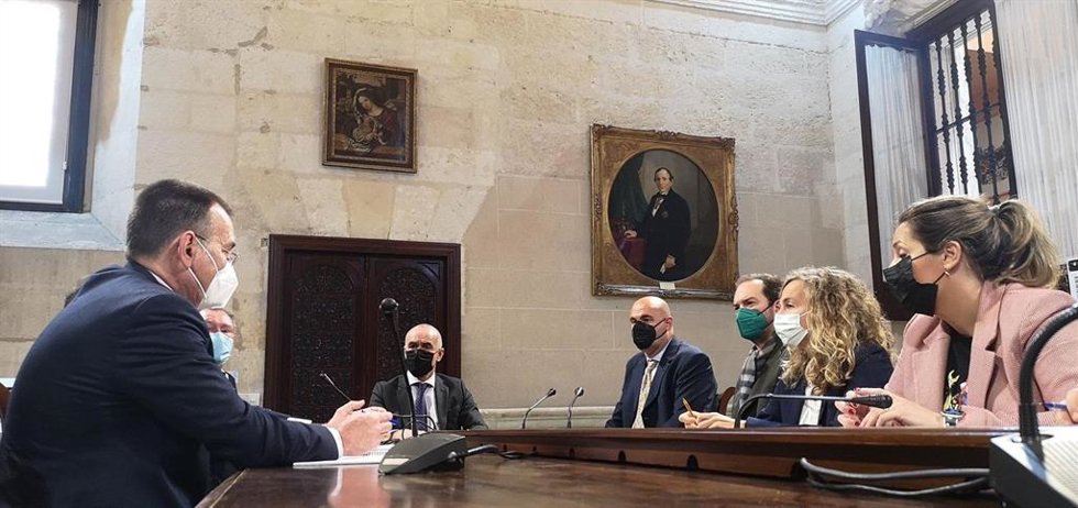 Reunión entre los colectivos y el alcalde hispalense