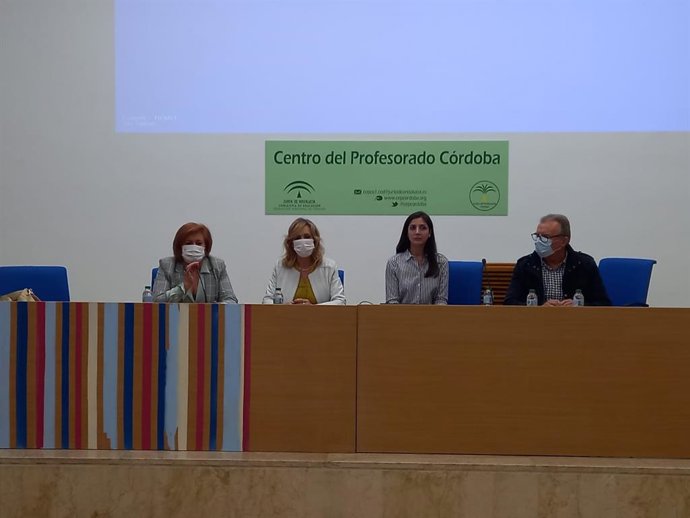 La delegada territorial de Educación y Deporte en Córdoba, Inmaculada Troncoso (segunda por la izda.), inaugura las jornadas de las redes profesionales de bibliotecas escolares de la provincia.