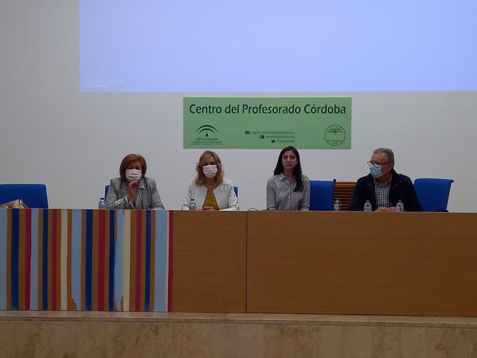 La delegada territorial de Educación y Deporte en Córdoba, Inmaculada Troncoso (segunda por la izda.), inaugura las jornadas de las redes profesionales de bibliotecas escolares de la provincia.