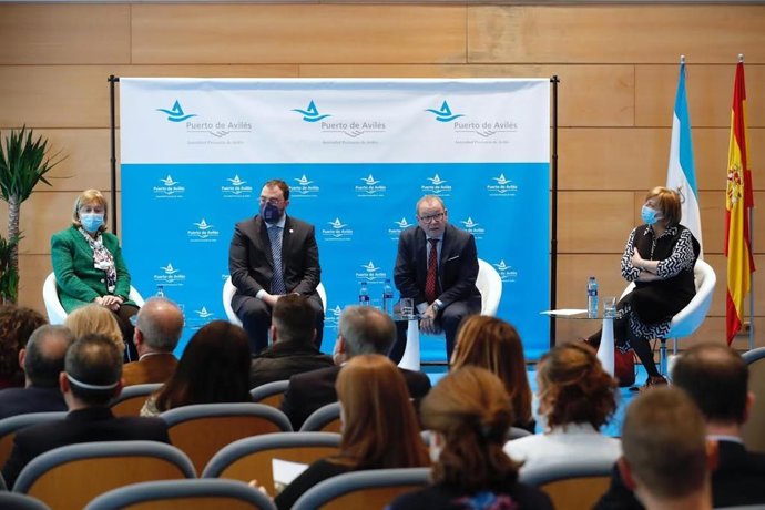 Mariví Monteserín, a la derecha