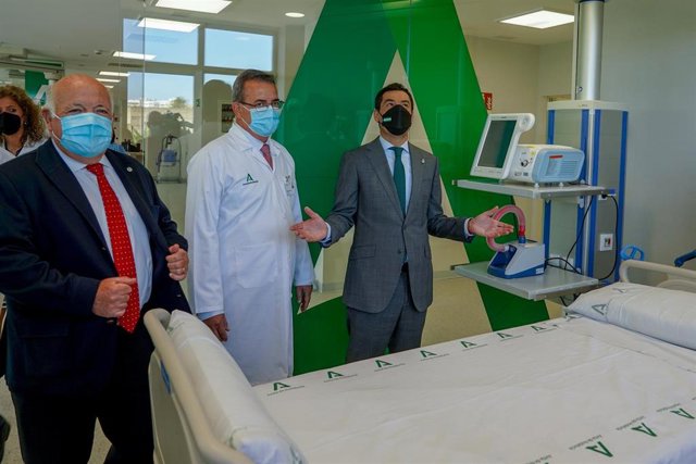El presidente de la Junta visita el nuevo bloque quirúrgico del Hospital Militar, en compañía del consejero de Salud, entre otros.