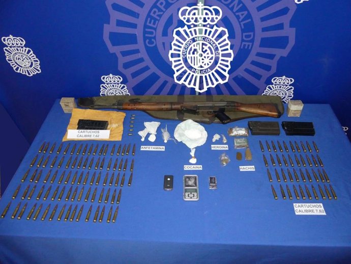 Arma, munición y droga incautada en los registros en la operación policial de Salamanca.