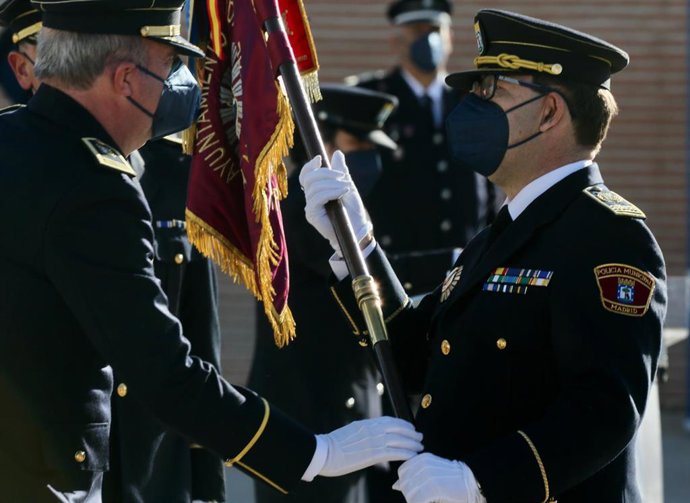 Archivo - El jefe de Policía Municipal saliente, Teodoro Pérez García (i) y el nuevo jefe de Policía Municipal, Oskar de Santos (d), en su toma de posesión en la Dirección General de la Policía Municipal de Madrid, a 31 de enero de 2022, en Madrid (Espa