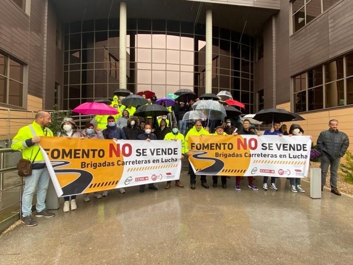 Las brigadas de Fomento protestan ante la Consejería.