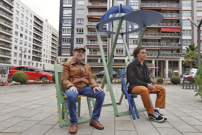 Dos de los riojanos que han realizado sillas para Concéntrico 08