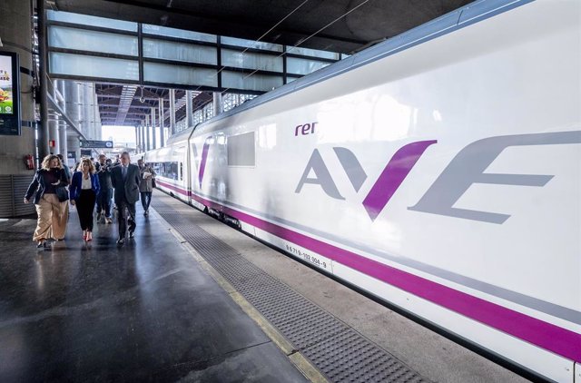 (I-D) La presidenta de ADIF, María Luisa Domínguez; la ministra de Transportes, Movilidad y Agenda Urbana, Raquel Sánchez y el presidente de Renfe, Isaías Táboas, junto a un AVE con la nueva imagen corporativa de los trenes