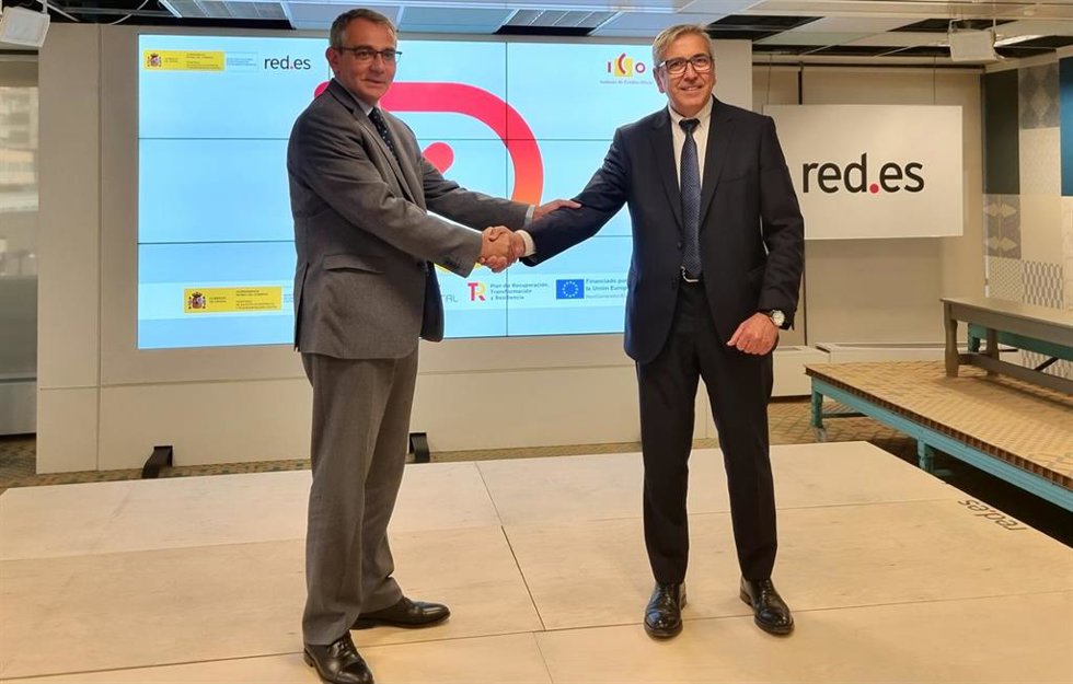 El presidente de Red.Es, Alberto Martínez Lacambra, y el presidente del ICO, José Carlos García de Quevedo, se estrechan la mano en la sede de Red.Es