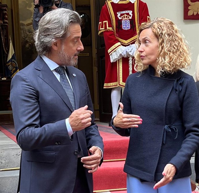 El presidente del Parlamento de Canarias, Gustavo Matos, con la presidenta del Congreso de los Diputados, Meritxell Batet