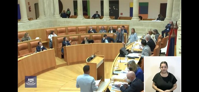 El portavoz del PP protesta tras retirársele la palabra a Noemí Manzanos