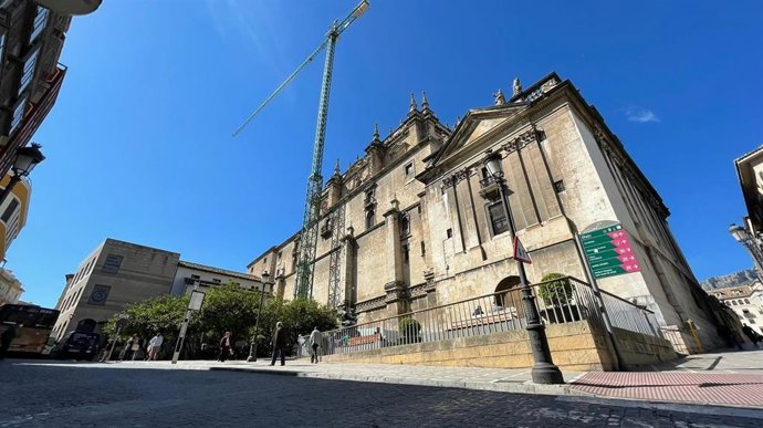 Imagen de la grúa instalada para las obras en las cubiertas de la Catedral