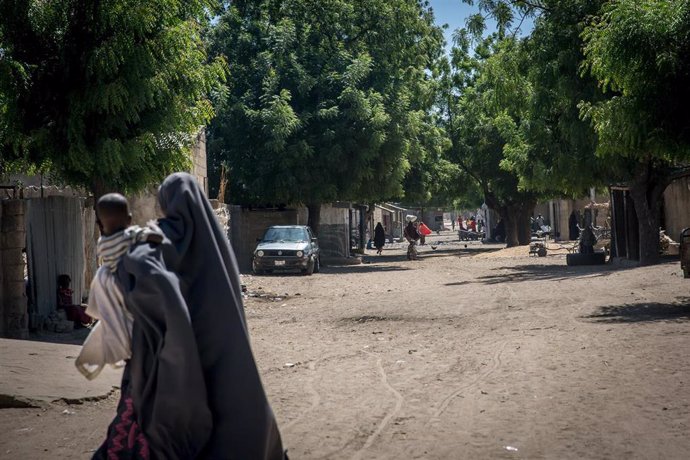 Archivo - Una mujer pasea con su bebé en Maiduguri, capital del estado de Borno (Nigeria)