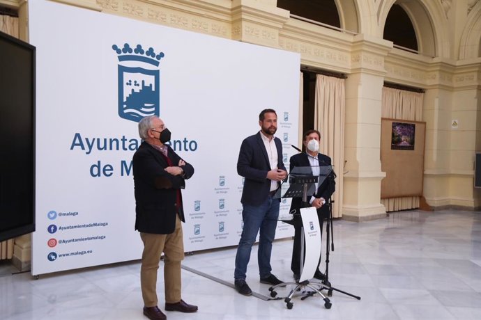 El concejal de Educación, Juventud y Fomento del Empleo de Málaga, Luis Verde (centro), con responsables provinciales de Escuelas Católicas, Francisco Luis Martínez (d), y de la Confederación Española de Centros de Enseñanza (CECE), Pedro Lanzat