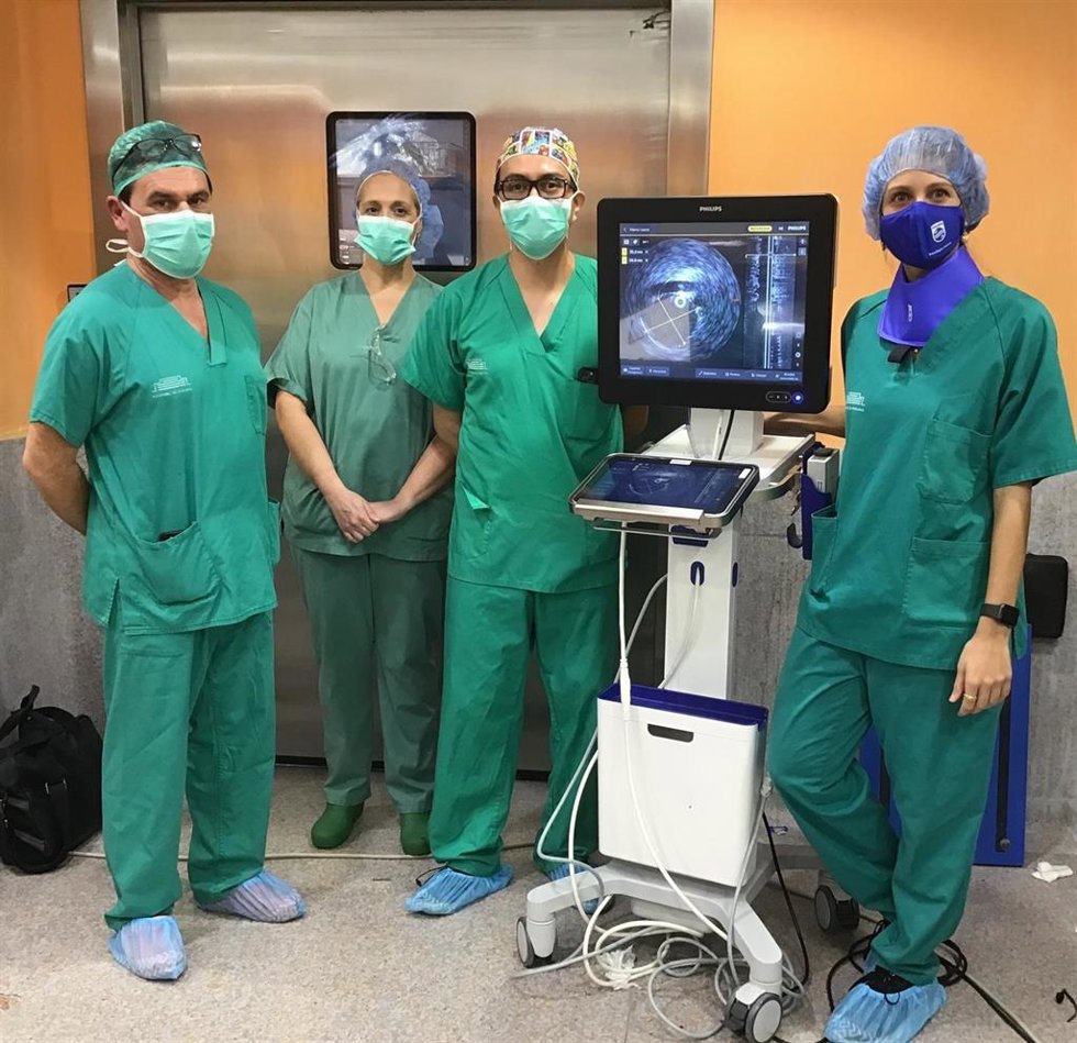 Facultativos junto a la plataforma IntraSight Mobile 3 de Philips, que reúne aplicaciones de imagen y fisiología para tratar enfermedades vasculares como isquemias, aneurismas o trombosis,