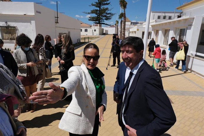 María Ángeles Muriel, coordinadora de Cs en Huelva y delegada territorial de Turismo, junto a Juan Marín, coordinador de Cs en Andalucía, vicepresidente de la Junta y consejero de Turismo, Regeneración, Justicia y Administración Local.