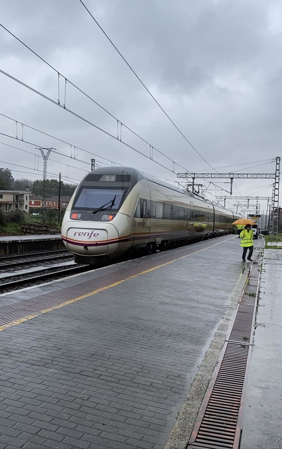 Archivo - Tren en la línea Guillarei-Tui (Pontevedra).