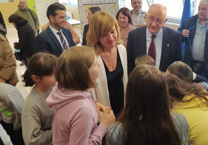 La ministra de Educación, Pilar Alegría, conversa con algunos niños en un colegio de Arnedo