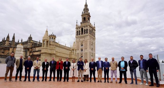 Foto de familia de representantes de Vox y de sindicatos policiales en la Casa de la Provincia, con ocasión de una mesa redonda sobre inseguridad ciudadana.