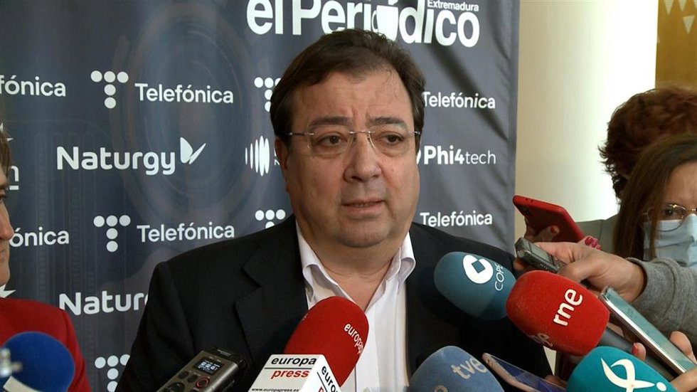 El presidente de la Junta de Extremadura, Guillermo Fernández Vara, atiende a los medios en Cáceres tras participar en el foro 'Futuribles' sobre transición energética