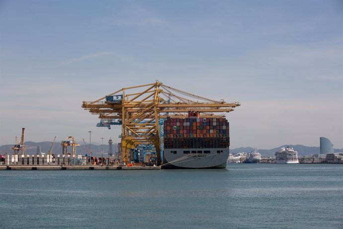 Un vaixell de crrega al Port de Barcelona