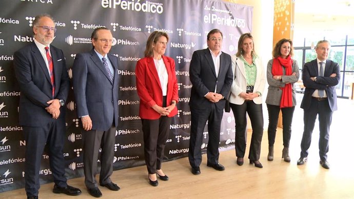 La ministra de Transición Ecológica, Teresa Ribera, el presidente de la Junta de Extremadura, Guillermo Fernández Vara y la delegada del Gobierno, Yolanda García, junto a otros participantes en el foro Futuribles que se ha desarrollado en Cáceres