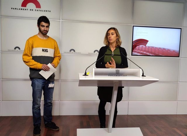 La diputada de la CUP en el Parlament Laia Estrada y el portavoz de la plataforma Aturem BCN World, Eloi Redon, en rueda de prensa en la Cámara catalana