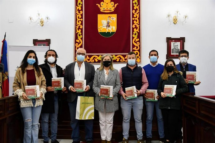 La delegada territorial de Agricultura, Ganadería y Pesca en Cádiz, Ana Bertón, durante su visita a Medina Sidonia.