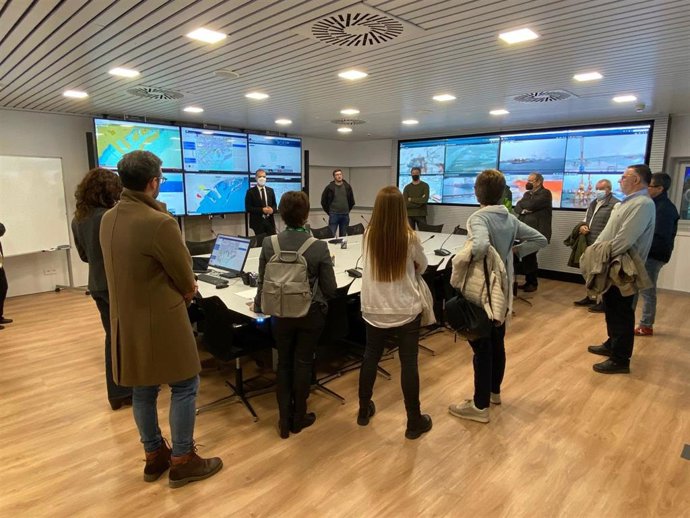 Visita de los miembros del Espai d'Opinió a la sala de gestión de emergencias del Port de Tarragona.
