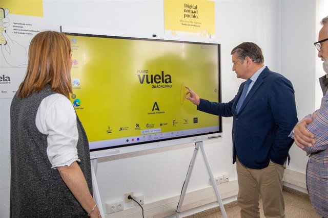 El viceconsejero de la Presidencia, Administración Pública e Interior, Antonio Sanz, en la inauguración del tercer Punto Vuela Guadalinfo en Bonares (Huelva).