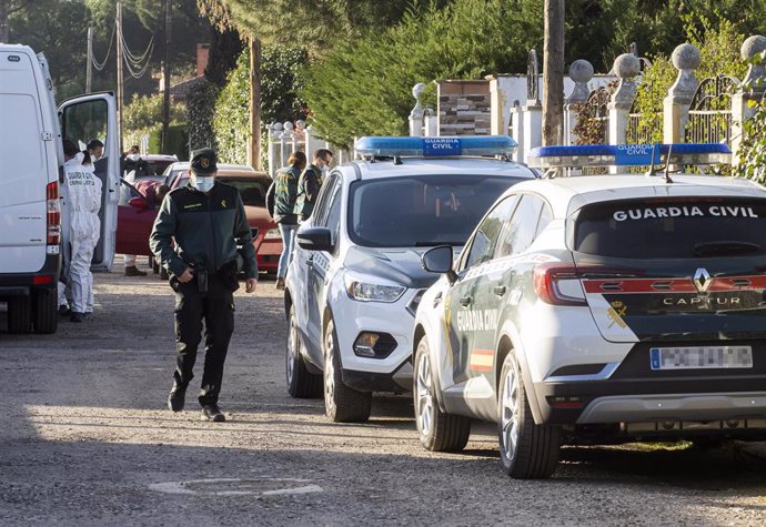 Varios agentes de la Guardia Civil y de Criminalística, en las inmediaciones del chalé de Óscar S., investigado por la muerte de Esther López en Traspinedo