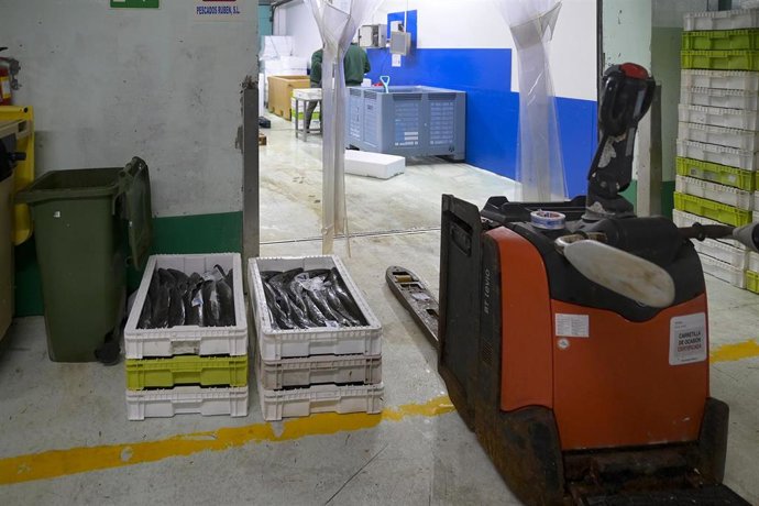 Archivo - Cajas de pescado junto a una carretilla elevadora, en la lonja de A Coruña