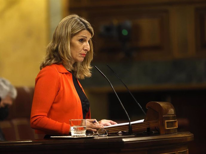 La vicepresidenta segunda y ministra de Trabajo y Economía Social, Yolanda Díaz, interviene en una sesión plenaria, en el Congreso de los Diputados, a 7 de abril de 2022, en Madrid (España).