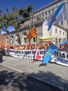 Los cazadores se concentran a las puertas del MITECO para exigir la dimisión de la ministra Teresa Ribera.