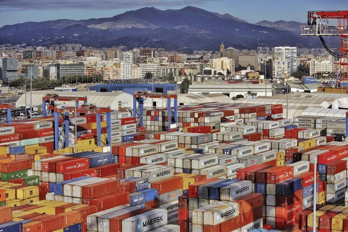 Foto de archivo de contenedores en el puerto de Málaga