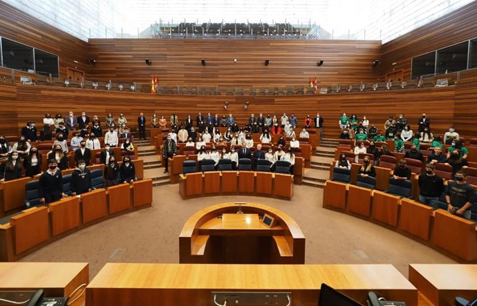 Los estudiantes que han participado en el Certamen de Lectura en Público visitan el hemiciclo
