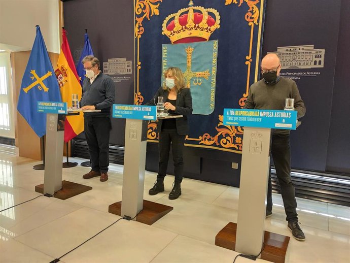 La directora general de Salud Pública, Lidia Clara Rodríguez; el Jefe de Vigilancia Epidemiológica, Mario Margolles; y el Jefe de Alertas y Emergencias Sanitarias, Miguel Prieto, en rueda de prensa