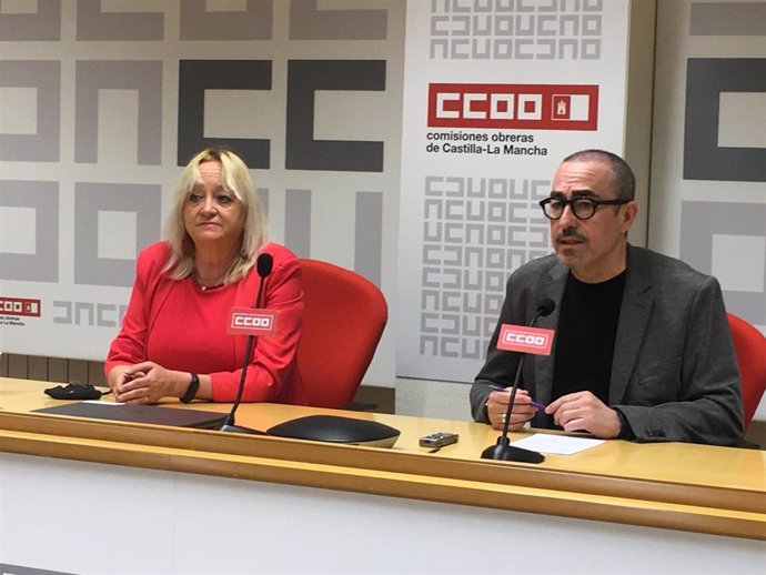 La secretaria general de CCOO Extremadura, Encarna Chacón, y el secretario general de CCOO CLM, Paco de la Rosa, en rueda de prensa.