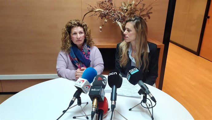 La exdelegada comarcal de la Federació Catalana de Futbol en el Baix Llobregat (Barcelona), Paquita Linares, y su abogada, Carla Martí, el 21 de abril de 2022.