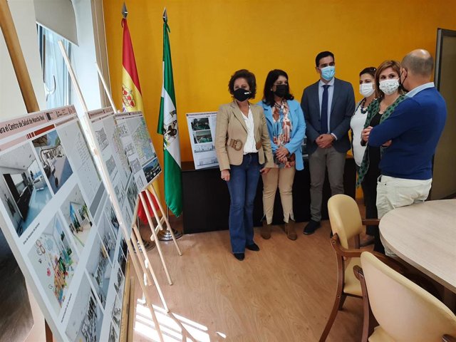 García (i) informa sobre actuaciones en infraestructuras sanitarias.