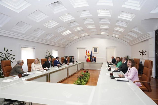 Foto del primer Consejo de Gobierno de PP y Vox