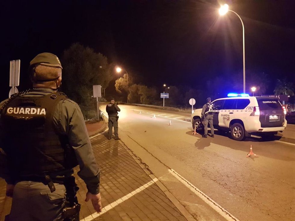 Patrulla de la Guardia Civil durante un control en las carreteras de Mallorca.