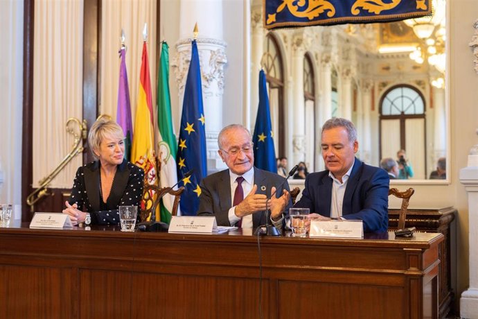 La secretaria de estado de Digitalización e Inteligencia Artificial, Carme Artigas, el alcalde de Málaga, Francisco de la Torre, y el presidente del grupo Digitalent, Javier Rodríguez Zapatero, en la presentación del Centro de Aceleración Digital de ISDI