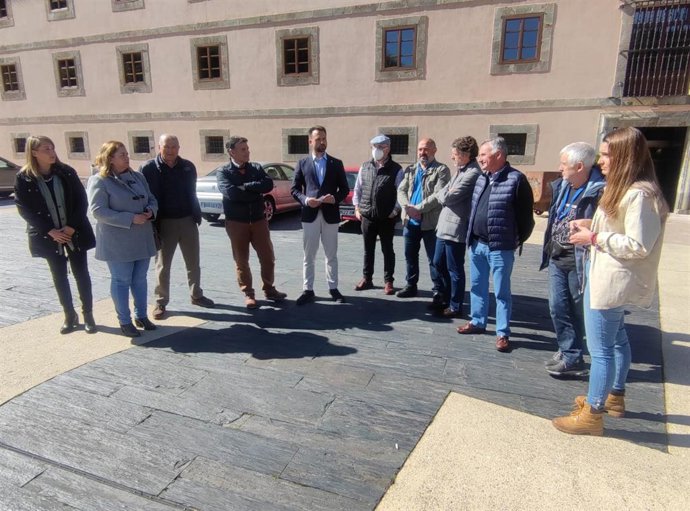 El secretario general del PP de Asturias y diputado portavoz de Infraestructuras del Grupo Parlamentario Popular, Álvaro Queipo, con responsables del PP y vecinos del suroccidente de Asturias.